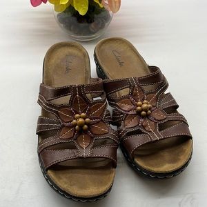 Clarks Brown Slip On Brown Sandals Sz 7.5 W wide. MCS0715B